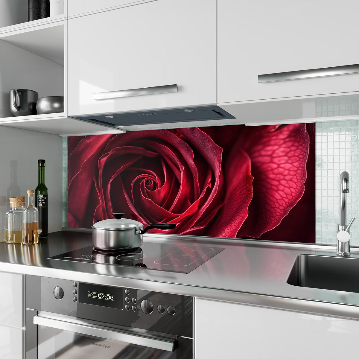 Küchenrückwand aus Glas Tiefrote Rosenblüte im Hochformat als Spritzschutz hinter dem Kochfeld, über dem Fliesenspiegel montiert