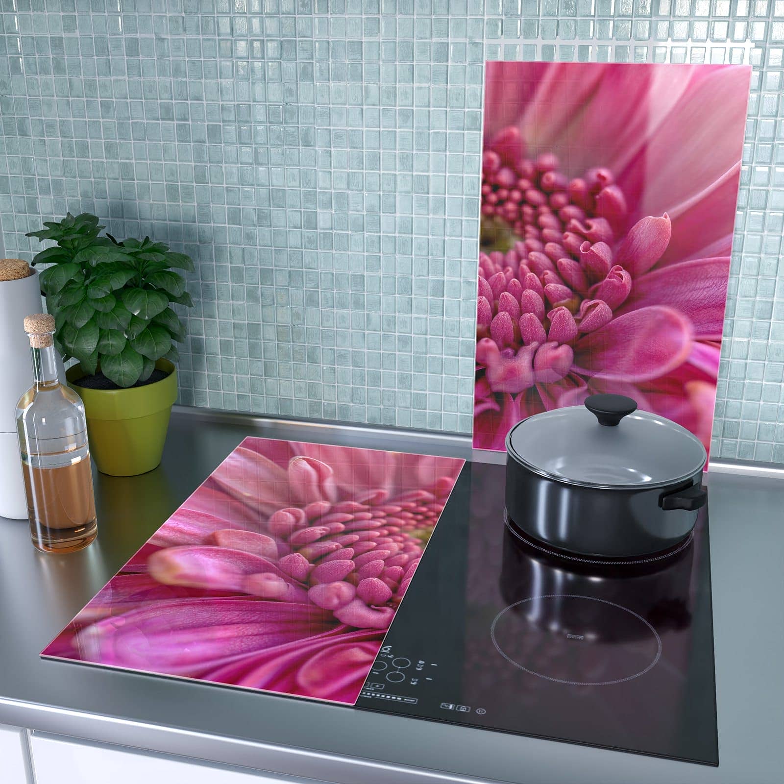 2-teilige Herdabdeckplatte aus Glas mit Nahaufnahme Blume-Motiv als Spritzschutz hinter dem Kochfeld