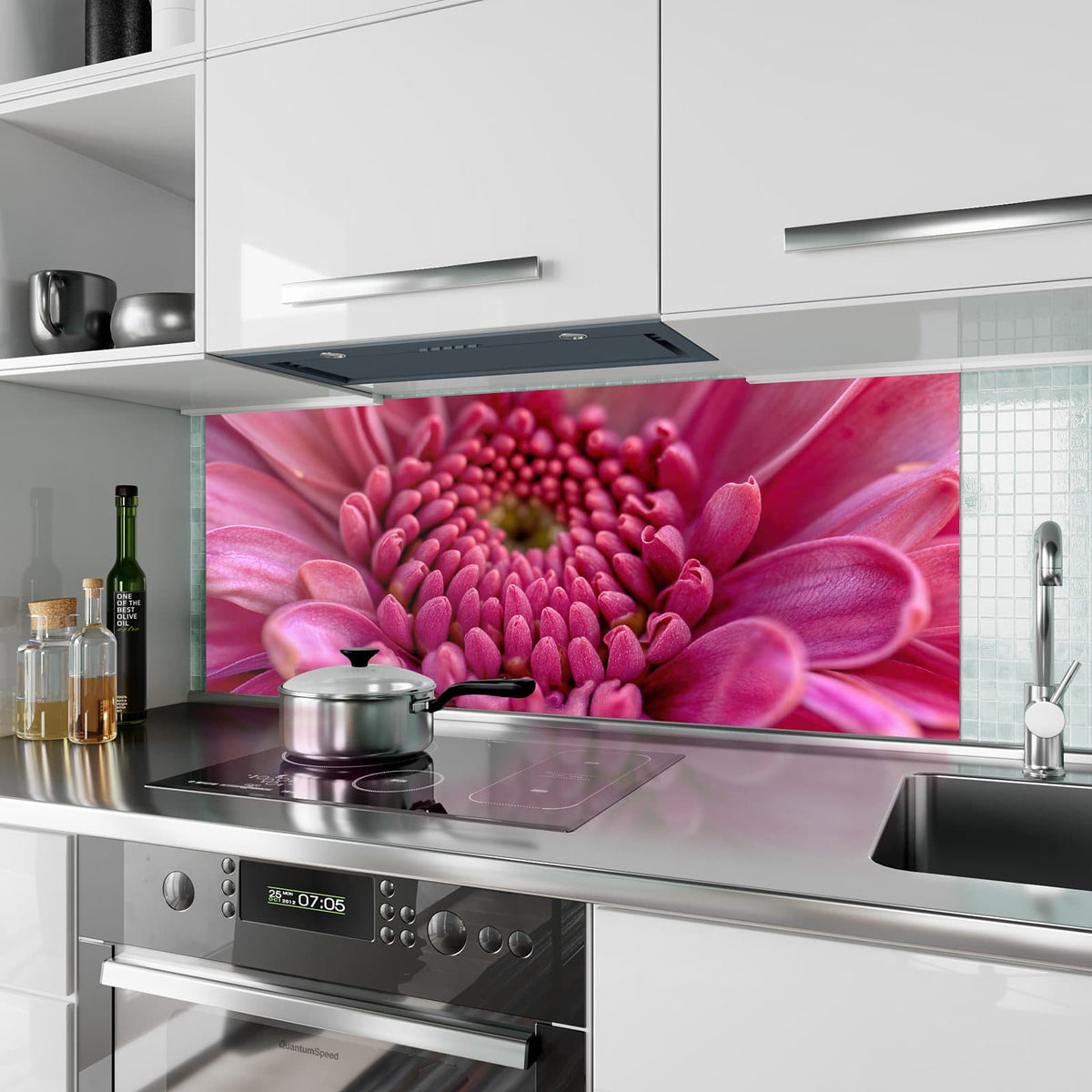 Küchenrückwand aus Glas Pinke Blütenspirale im Hochformat als Spritzschutz hinter dem Kochfeld, über dem Fliesenspiegel montiert