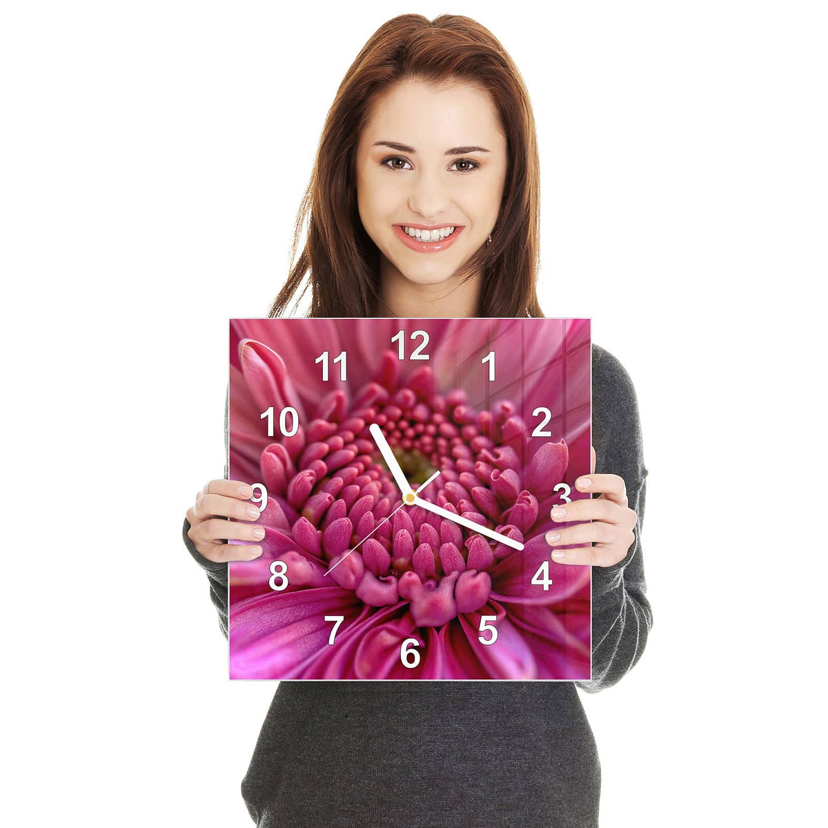 Quadratische Wanduhr aus Glas Pinke Blütenspirale in zwei Händen gehalten – Größenvergleich, 30 × 30 cm