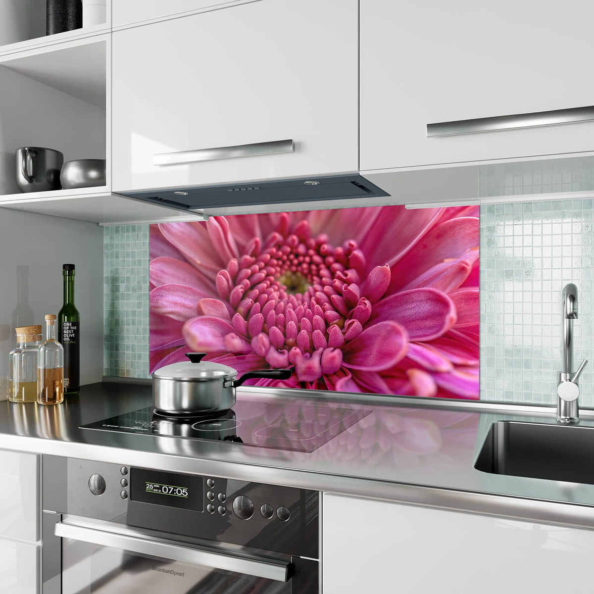 Küchenrückwand aus Glas Pinke Blütenspirale im Hochformat als Spritzschutz hinter dem Kochfeld, über dem Fliesenspiegel montiert