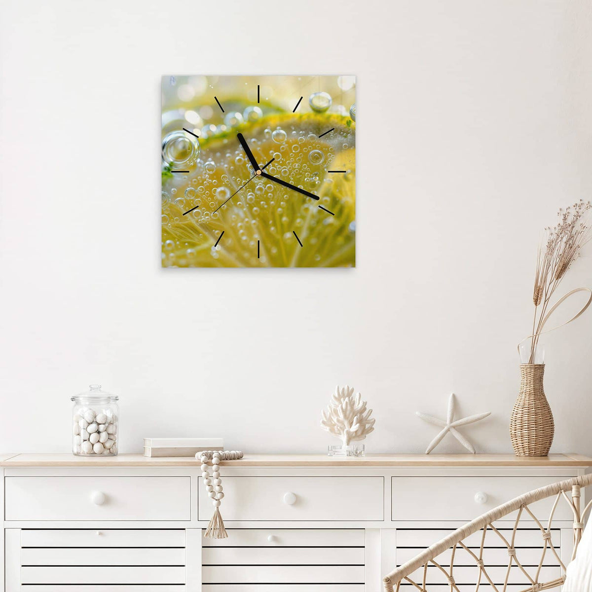 Quadratische Wanduhr aus Glas Zitrone im Sprudel mit Ziffernblatt Linie über einem weißen Sideboard