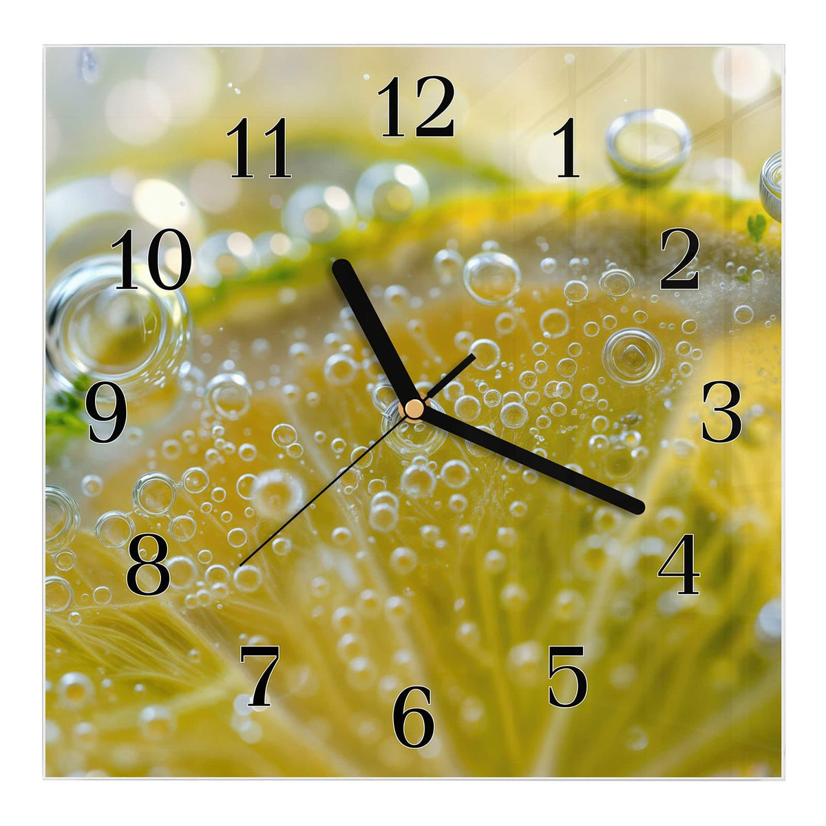 Wanduhr aus Glas, Ziffernblatt Klassisch: Zitronenscheibe im Makro, überzogen von Sprudelbläschen
