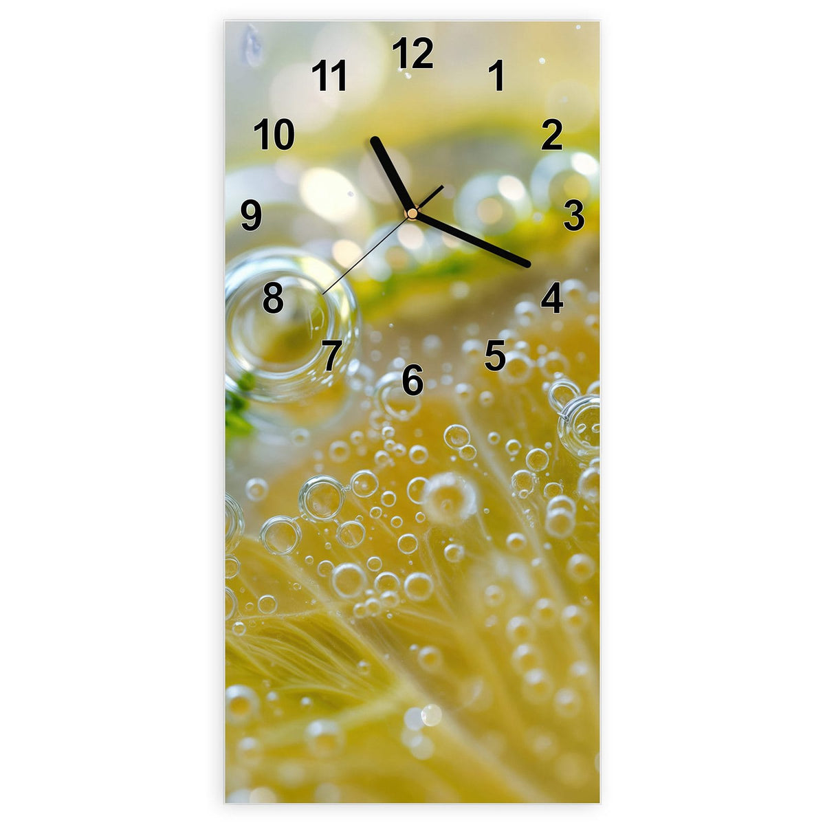 Wanduhr aus Glas, Ziffernblatt Modern: Zitronenscheibe im Makro, überzogen von Sprudelbläschen