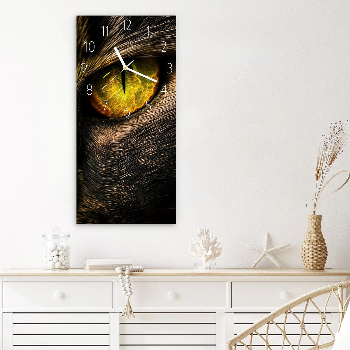 Wanduhr Katzenaugen Nahaufnahme aus Glas – Hochformat 30 × 60 cm – Gelbgrüne Katzenaugen im Fokus