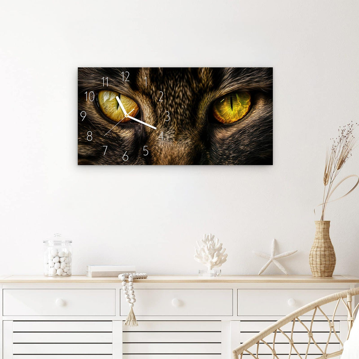 Wanduhr Katzenaugen Nahaufnahme aus Glas – Querformat 60 × 30 cm – Gelbgrüne Katzenaugen im Fokus