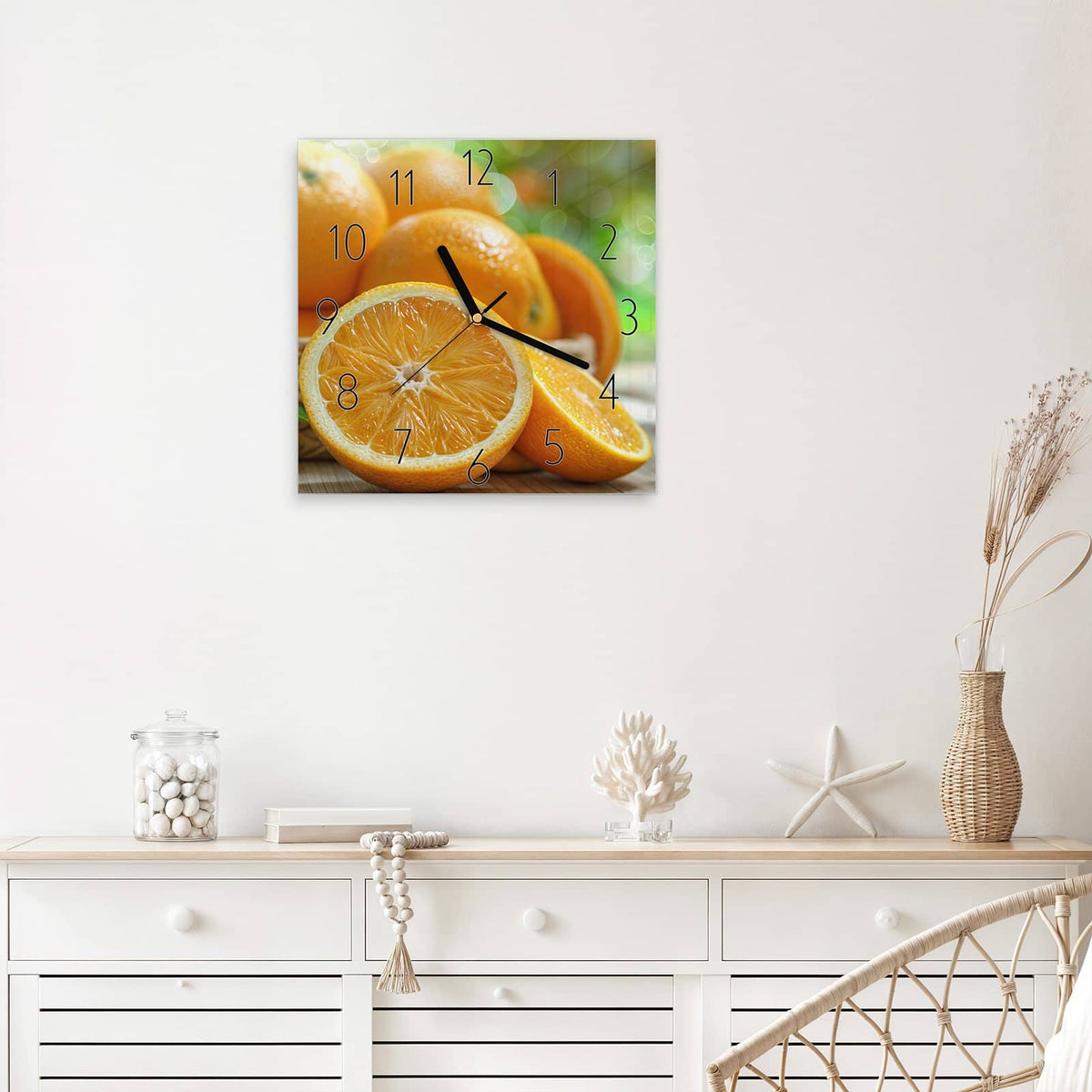 Quadratische Wanduhr aus Glas Orangen auf Holz mit Ziffernblatt Elegant über einem weißen Sideboard