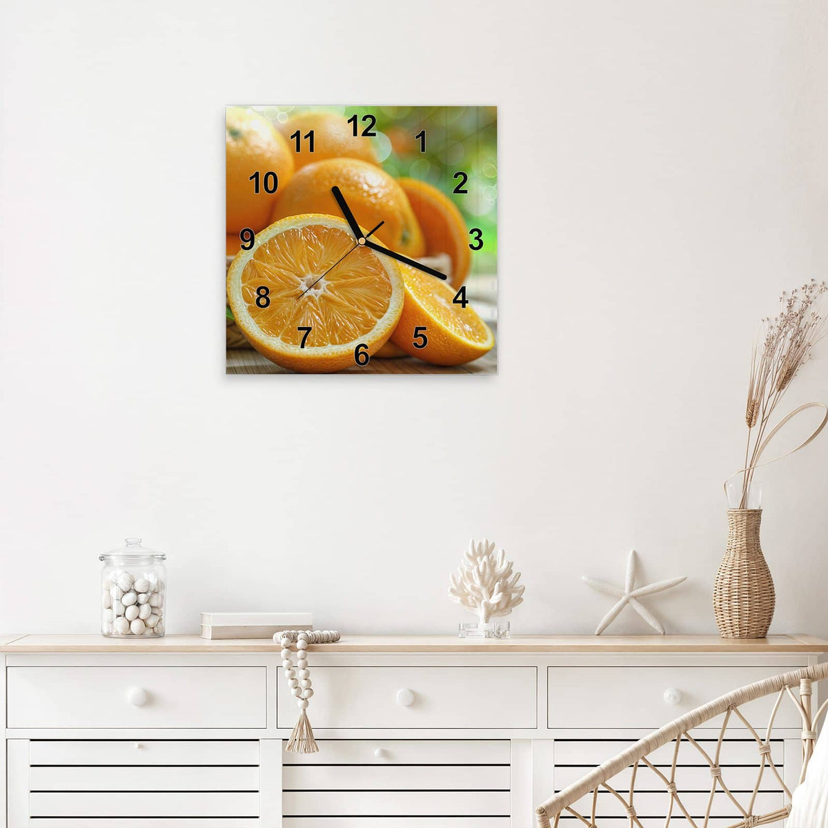 Quadratische Wanduhr aus Glas Orangen auf Holz mit Ziffernblatt Modern über einem weißen Sideboard