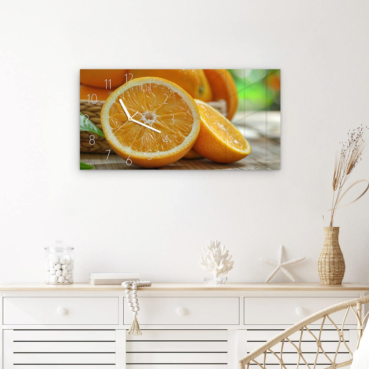 Wanduhr Frische Orangen aus Glas – Querformat 60 × 30 cm – Aufgeschnittene Orange auf Holz