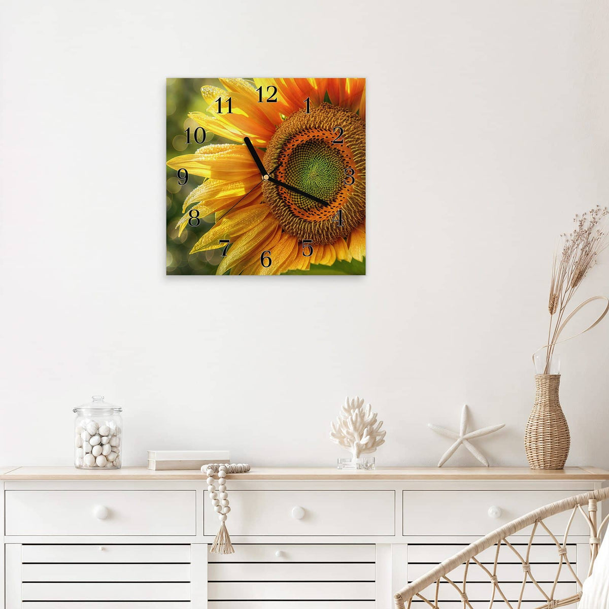 Quadratische Wanduhr aus Glas Sonnenblume mit Tau mit Ziffernblatt Klassisch über einem weißen Sideboard