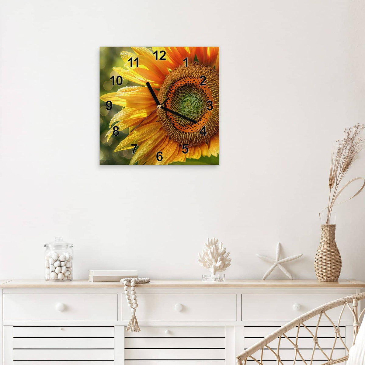 Quadratische Wanduhr aus Glas Sonnenblume mit Tau mit Ziffernblatt Modern über einem weißen Sideboard
