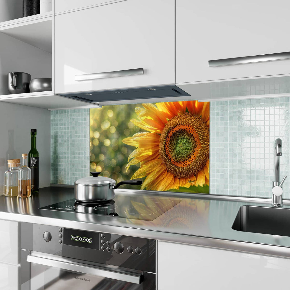 Küchenrückwand aus Glas Sonnenblume mit Tau im Hochformat als Spritzschutz hinter dem Kochfeld, über dem Fliesenspiegel montiert