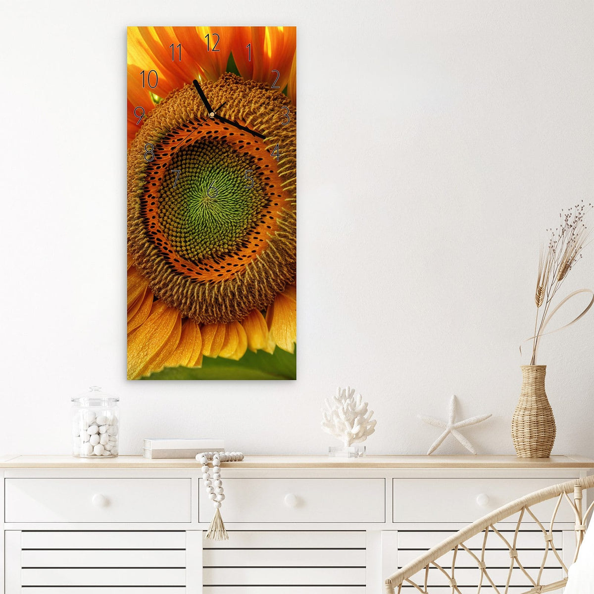 Wanduhr Sonnenblume Makro aus Glas – Hochformat 30 × 60 cm – Sonnenblume mit glitzernden Tautropfen