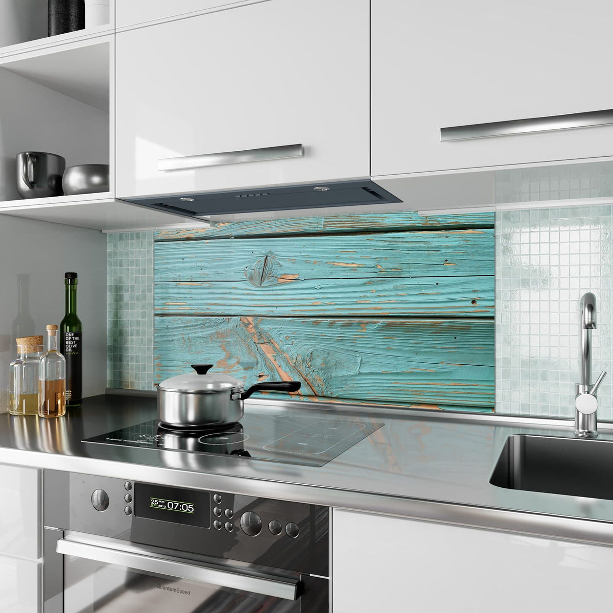 Küchenrückwand aus Glas Türkislack auf Holz im Hochformat als Spritzschutz hinter dem Kochfeld, über dem Fliesenspiegel montiert