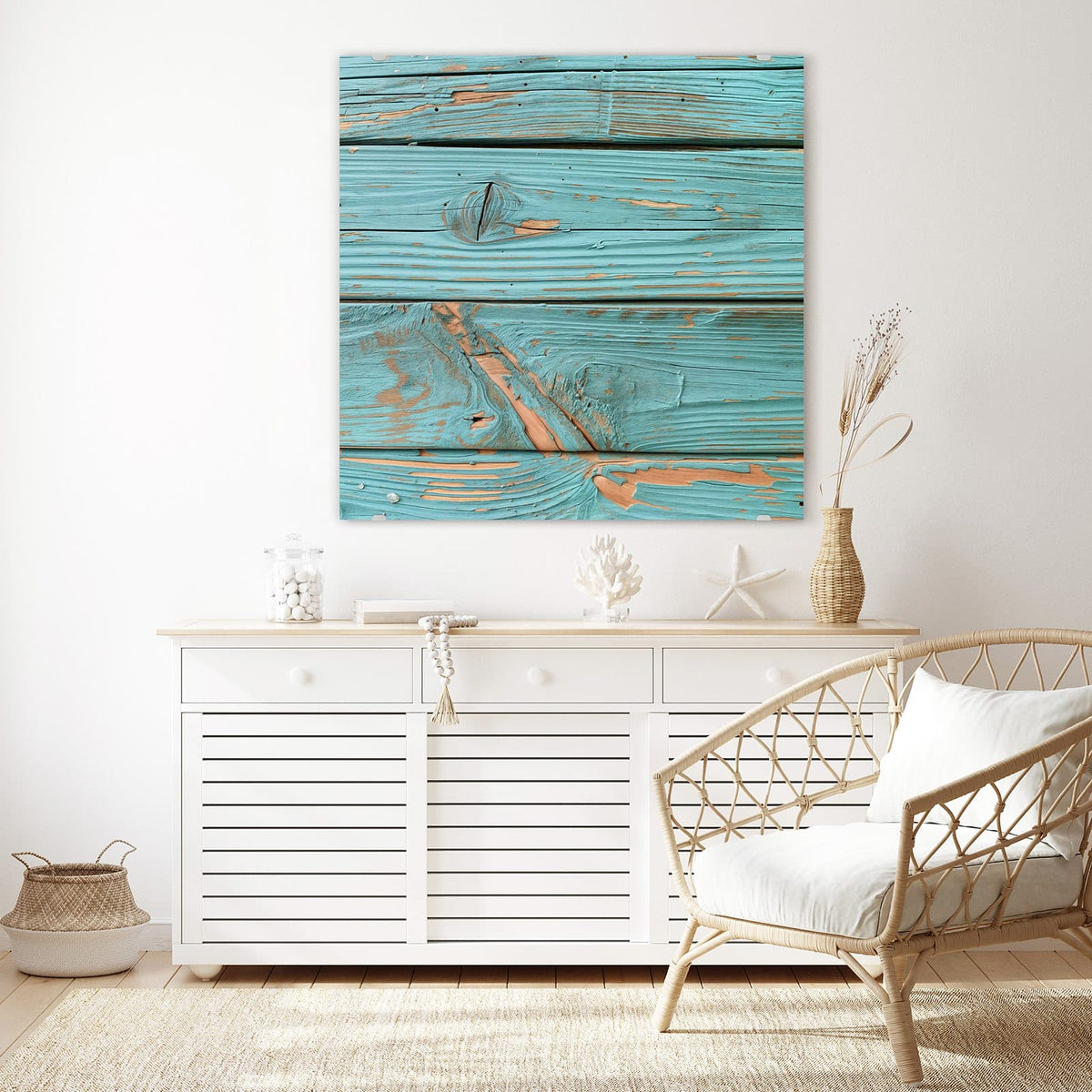 Glasbild Türkislack auf Holz an der Wand – Waagerechte Bretter mit kräftig türkisem Lack, der großflächig abplatzt und orangebraunes Holz freilegt