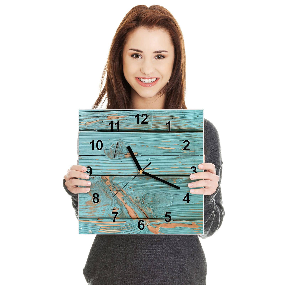 Quadratische Wanduhr aus Glas Türkislack auf Holz in zwei Händen gehalten – Größenvergleich, 30 × 30 cm