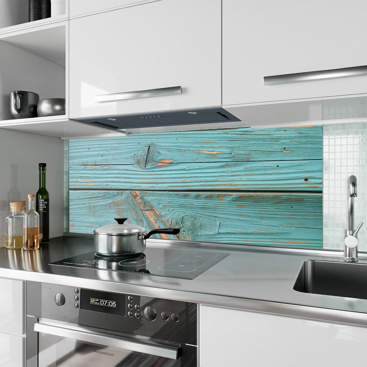 Küchenrückwand aus Glas Türkislack auf Holz im Hochformat als Spritzschutz hinter dem Kochfeld, über dem Fliesenspiegel montiert