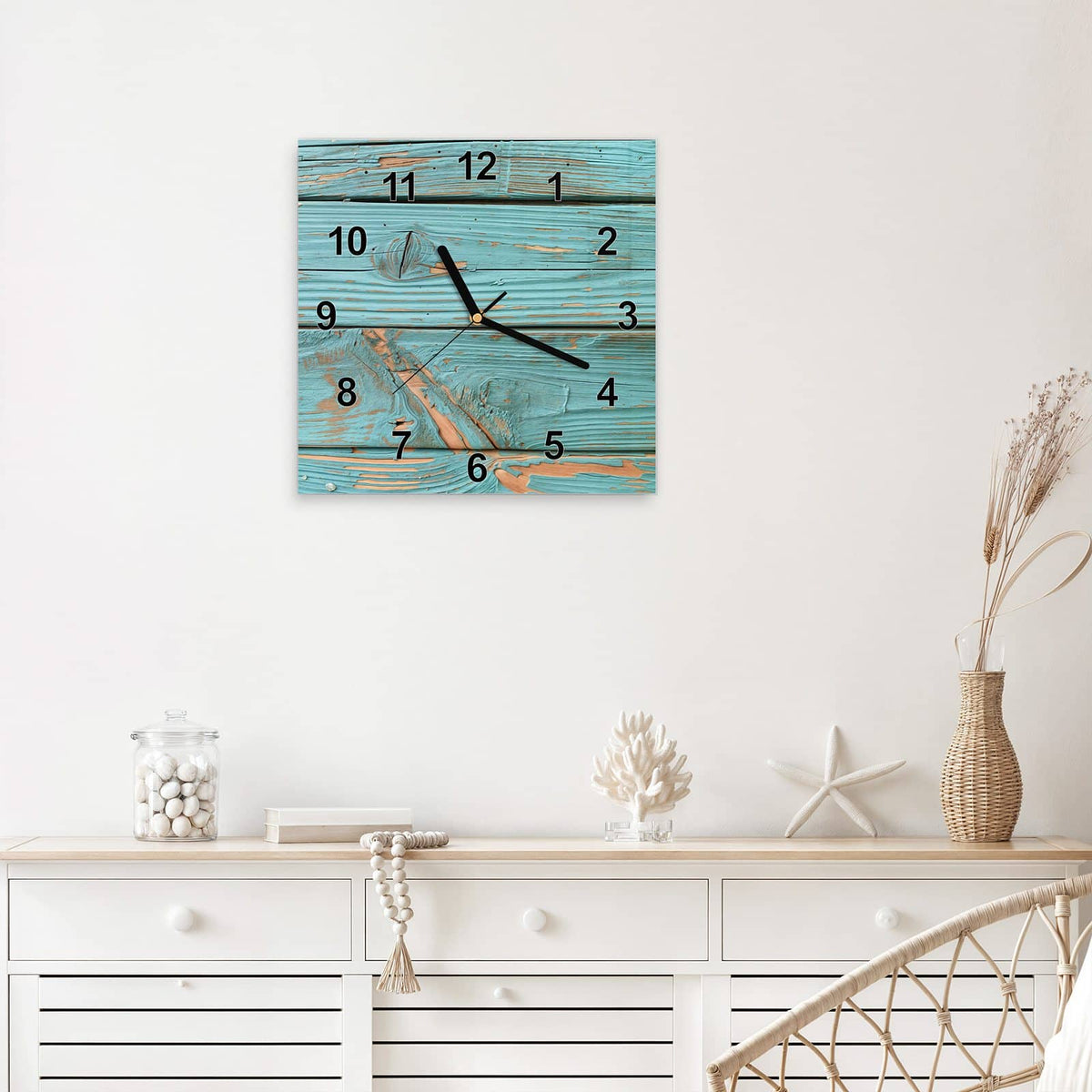 Quadratische Wanduhr aus Glas Türkislack auf Holz mit Ziffernblatt Modern über einem weißen Sideboard