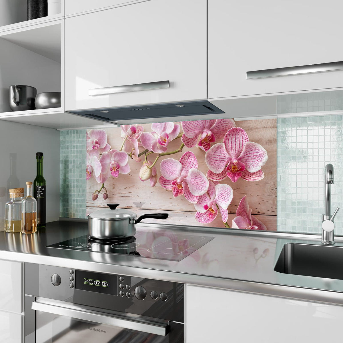 Küchenrückwand aus Glas Orchideen auf Rosa im Hochformat als Spritzschutz hinter dem Kochfeld, über dem Fliesenspiegel montiert