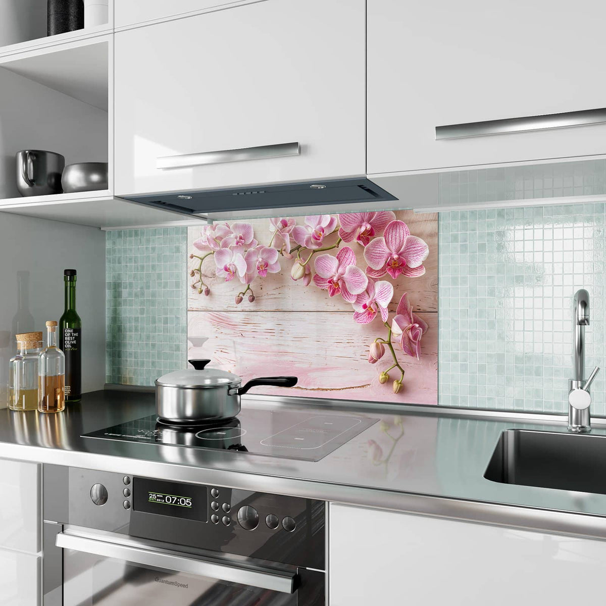Küchenrückwand aus Glas Orchideen auf Rosa im Hochformat als Spritzschutz hinter dem Kochfeld, über dem Fliesenspiegel montiert