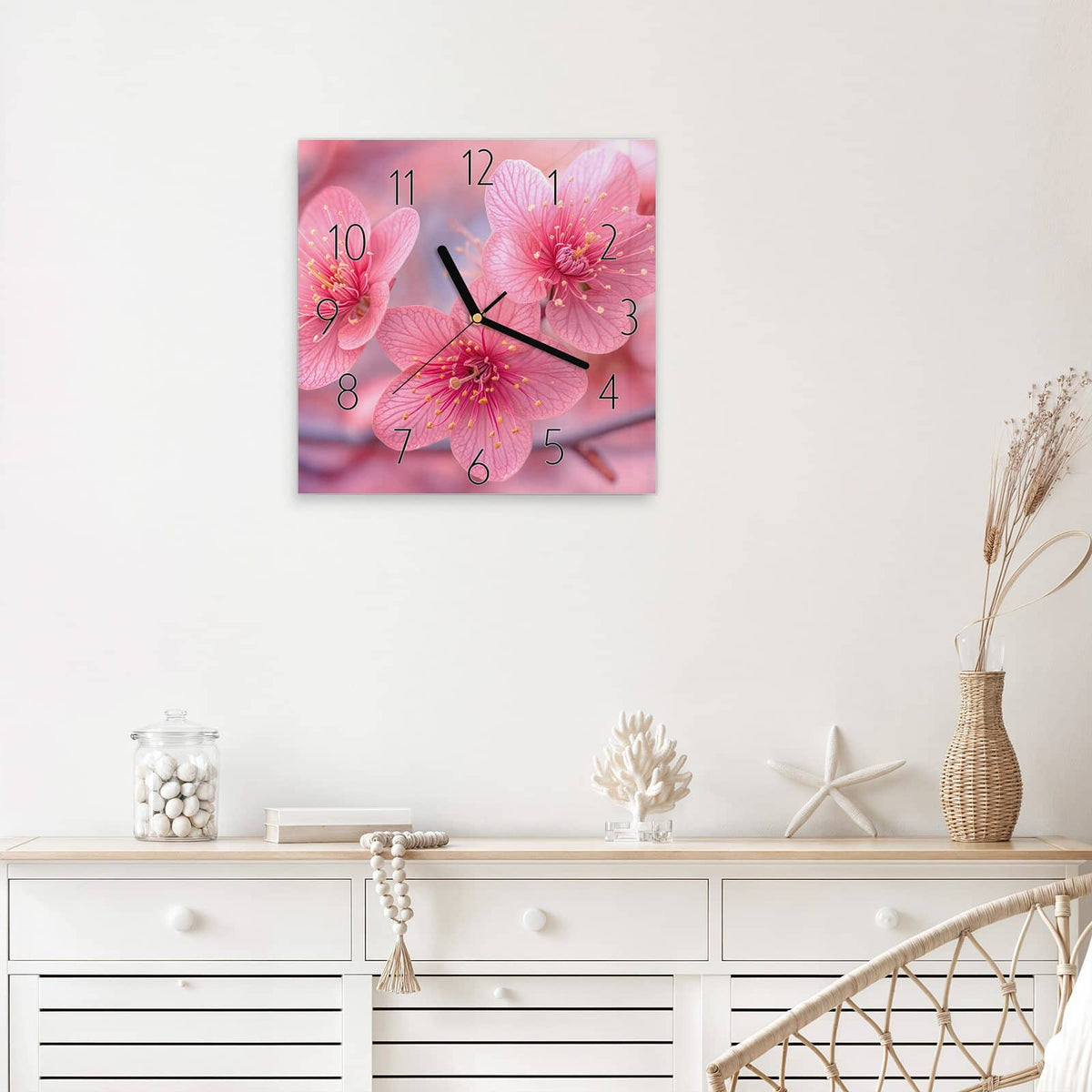 Wanduhr Drei Blüten in Pink aus Glas – Quadratisch 30 × 30 cm – Drei pinke Blüten im Bokeh