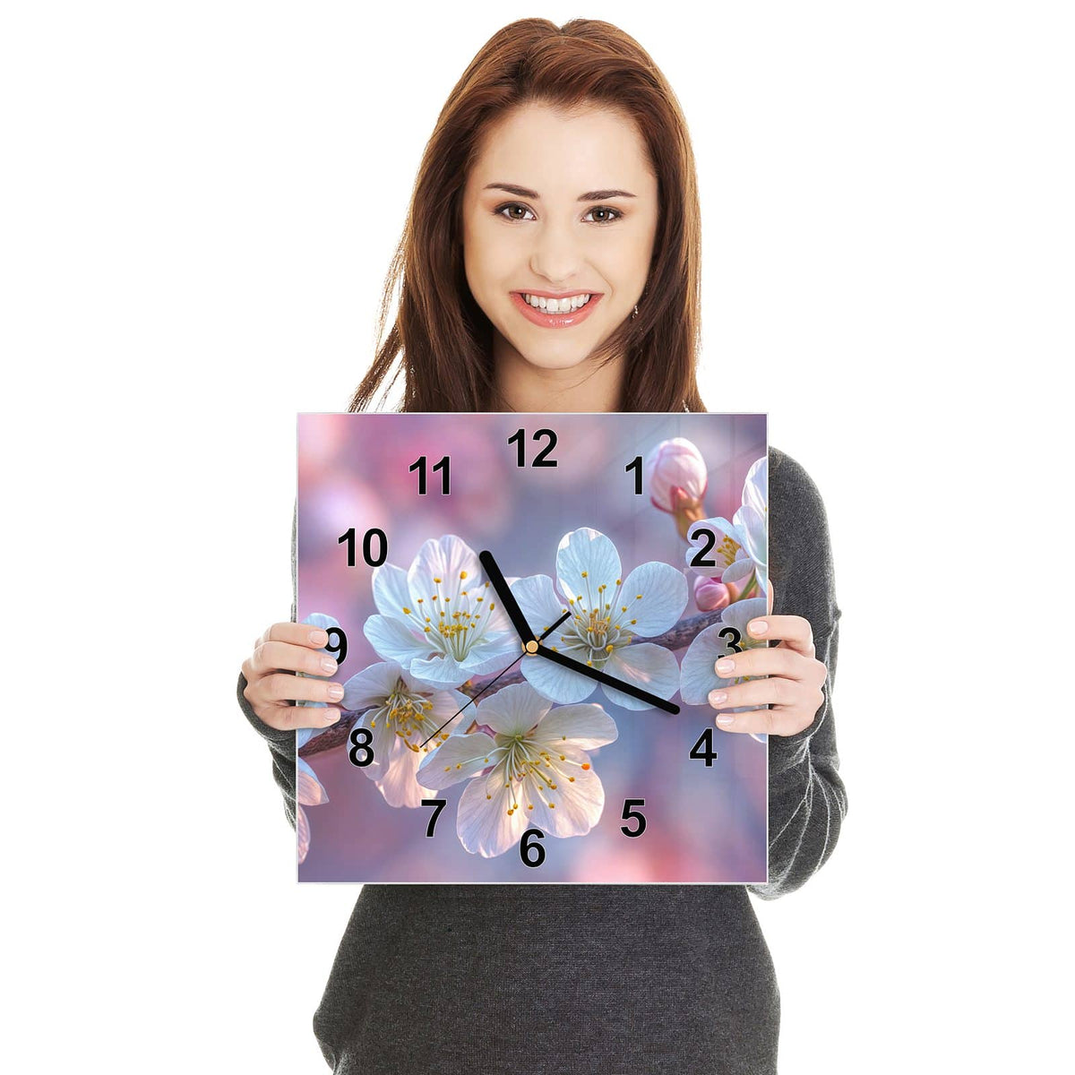 Quadratische Wanduhr aus Glas Weißer Blütenzweig in zwei Händen gehalten – Größenvergleich, 30 × 30 cm