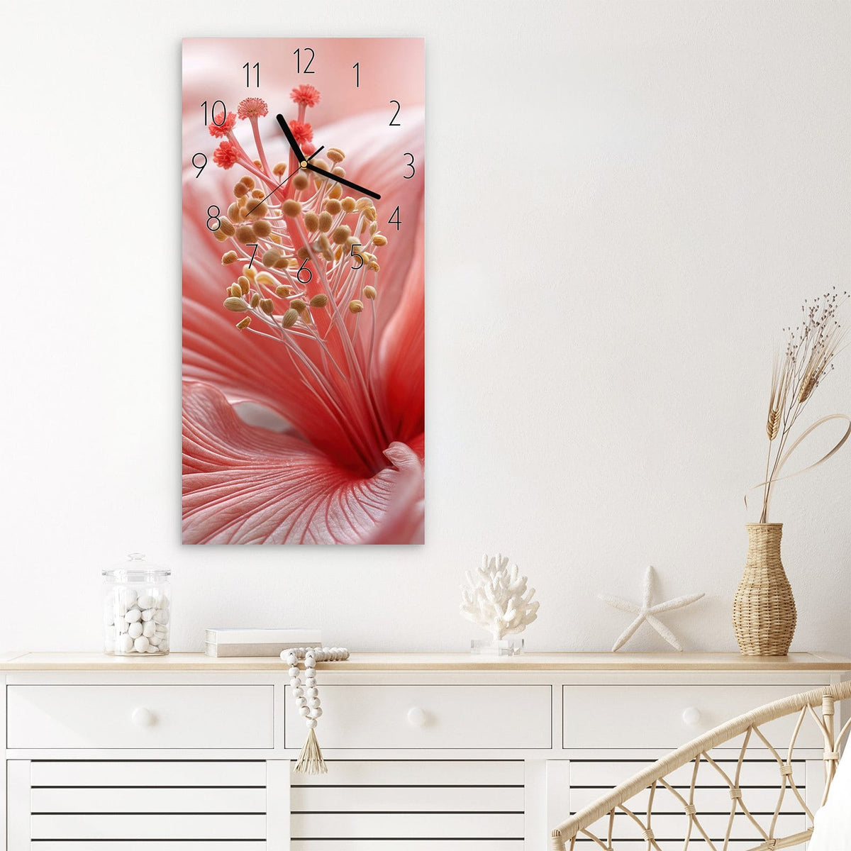 Wanduhr Blumenzauber aus Glas – Rosa Hibiskusblüte in Nahaufnahme