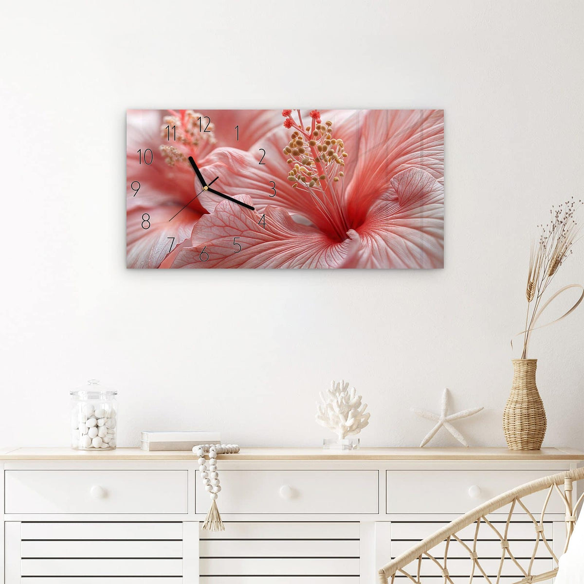 Wanduhr Blumenzauber aus Glas – Querformat 60 × 30 cm – Rosa Hibiskusblüte in Nahaufnahme