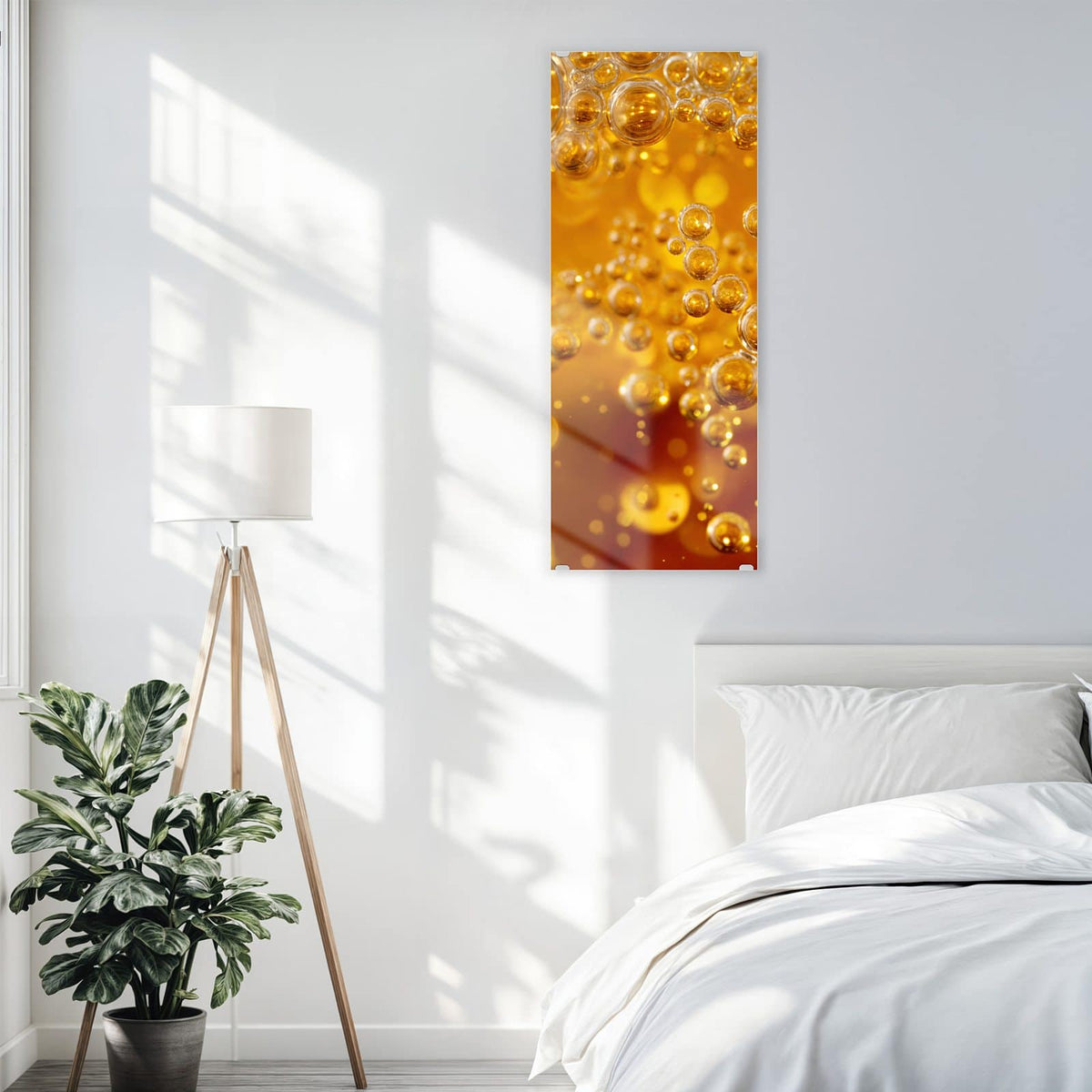 Glasbild Sprudelnde Blasen an der Wand – Goldgelbe Flüssigkeit voller aufsteigender Blasen in Großaufnahme