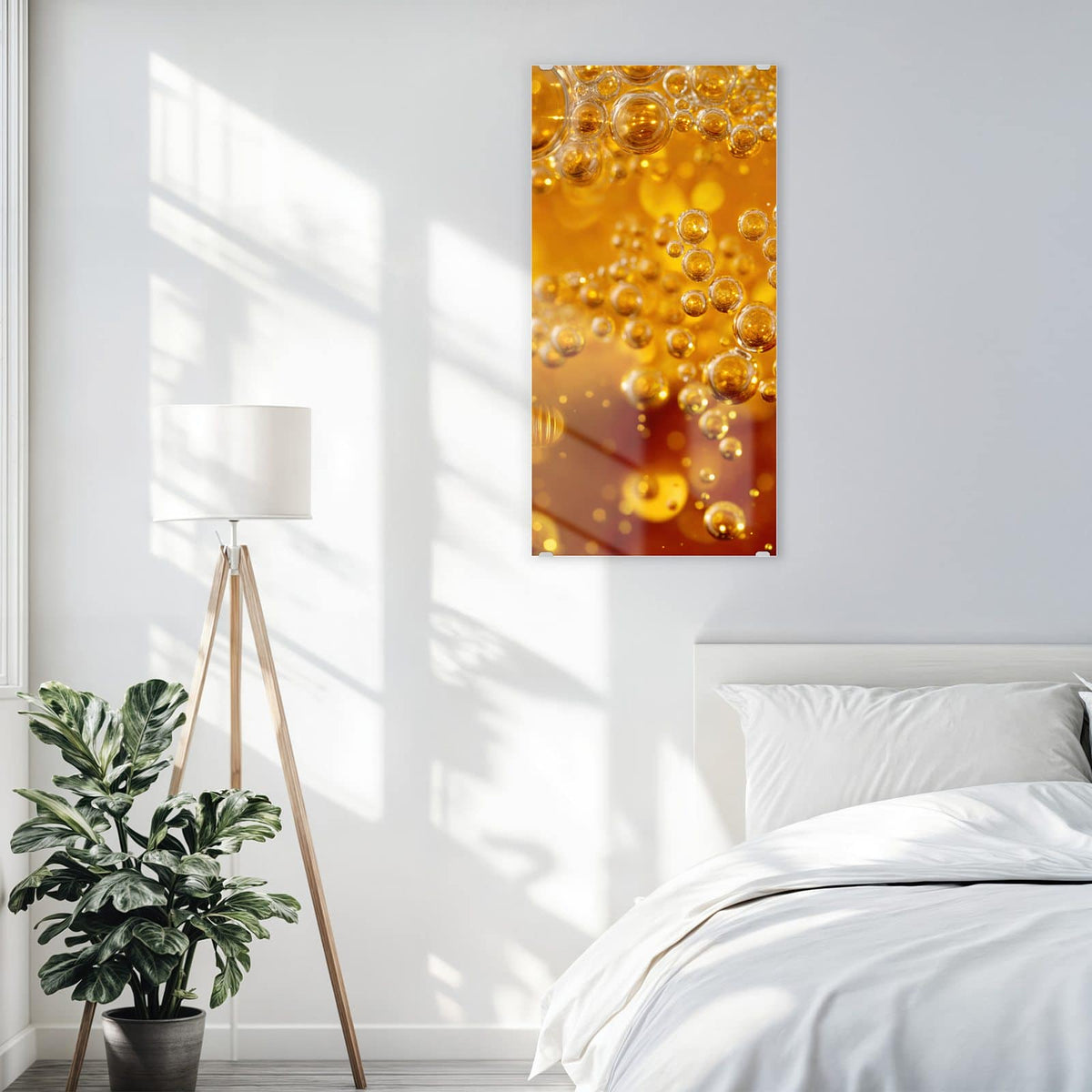Glasbild Sprudelnde Blasen an der Wand – Goldgelbe Flüssigkeit voller aufsteigender Blasen in Großaufnahme
