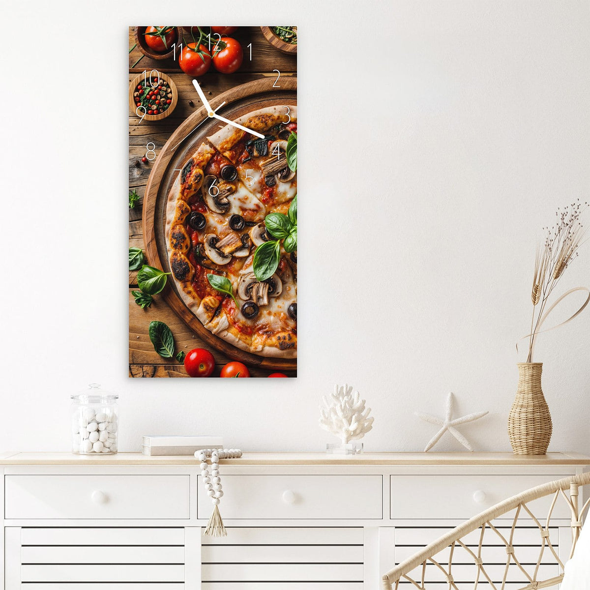 Wanduhr Holztisch Pizza aus Glas – Hochformat 30 × 60 cm – Pizza mit Oliven und Basilikum