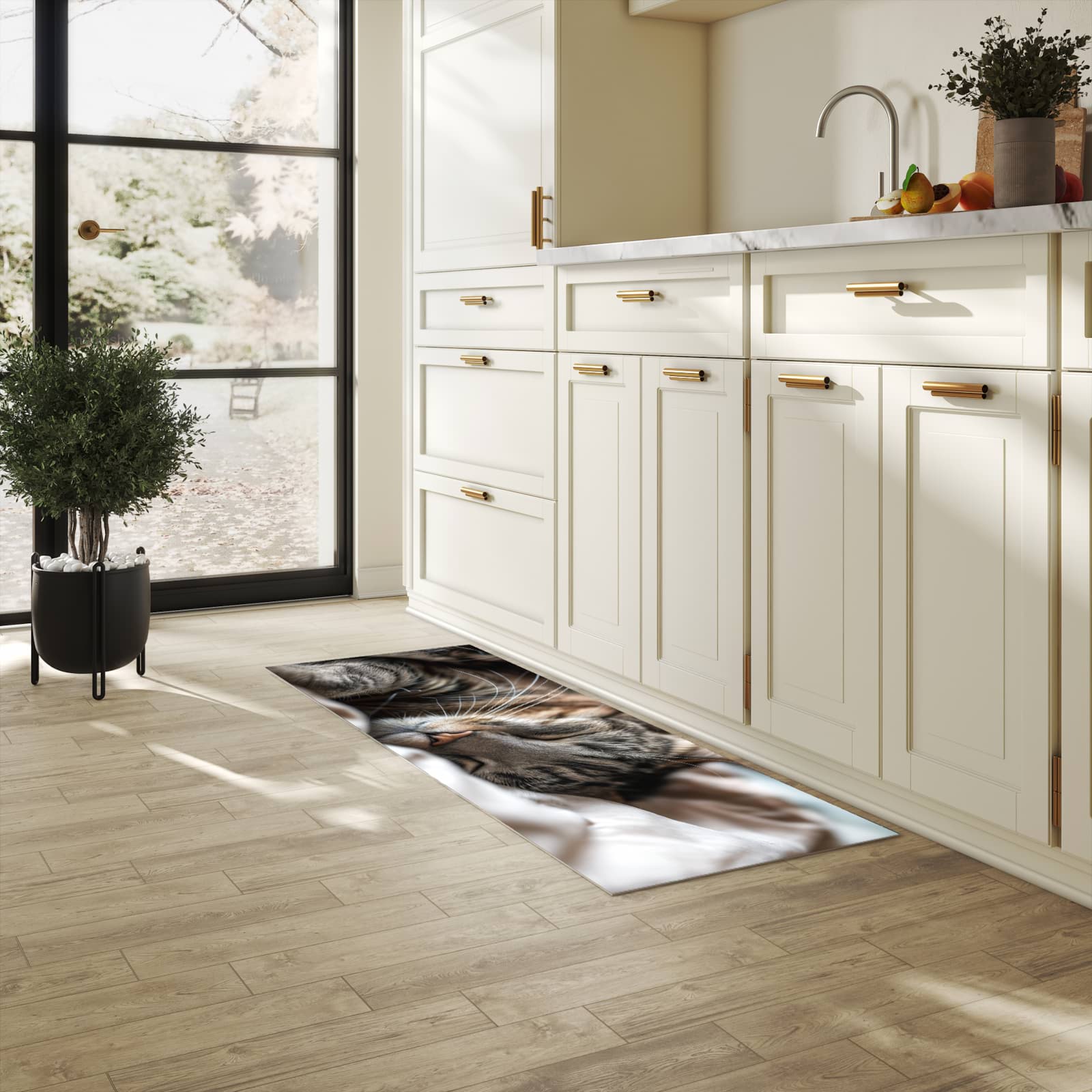 Feuchtigkeitsresistenter Teppich für die Küche mit Motiv Katze von Schlafende in heller Küche