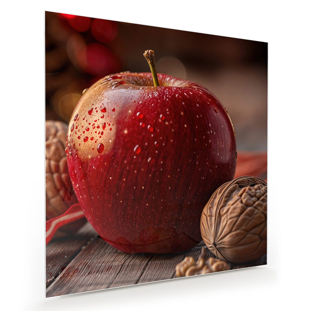 Roter Apfel mit Tautropfen, daneben Walnüsse auf dunklem Holztisch
