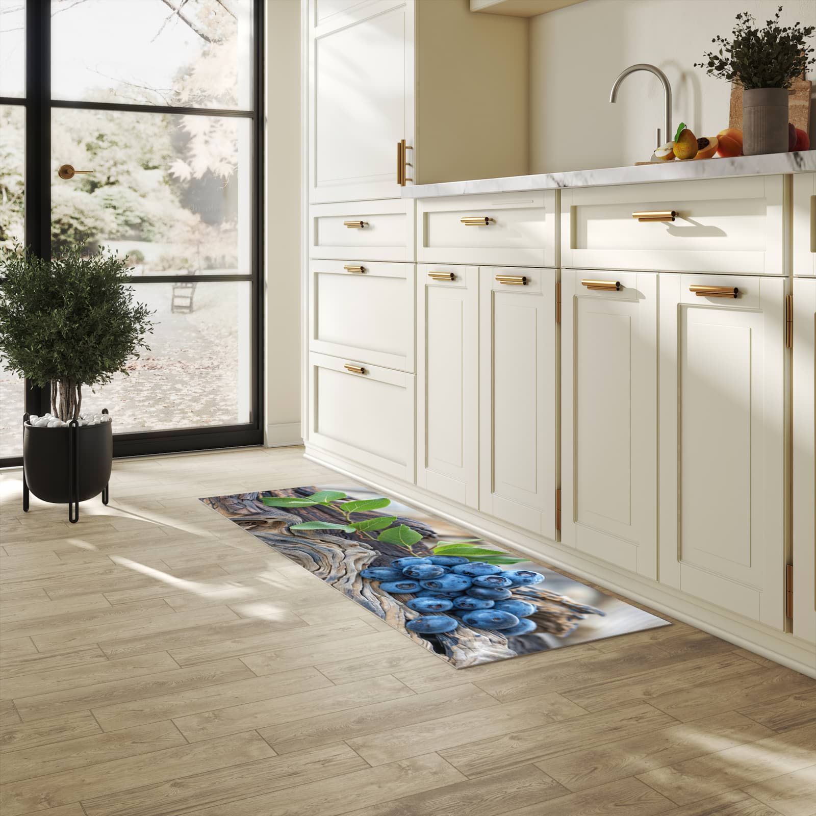 Komfortabler rutschfester Küchenläufer mit Motiv auf und Blaubeeren in heller Küche