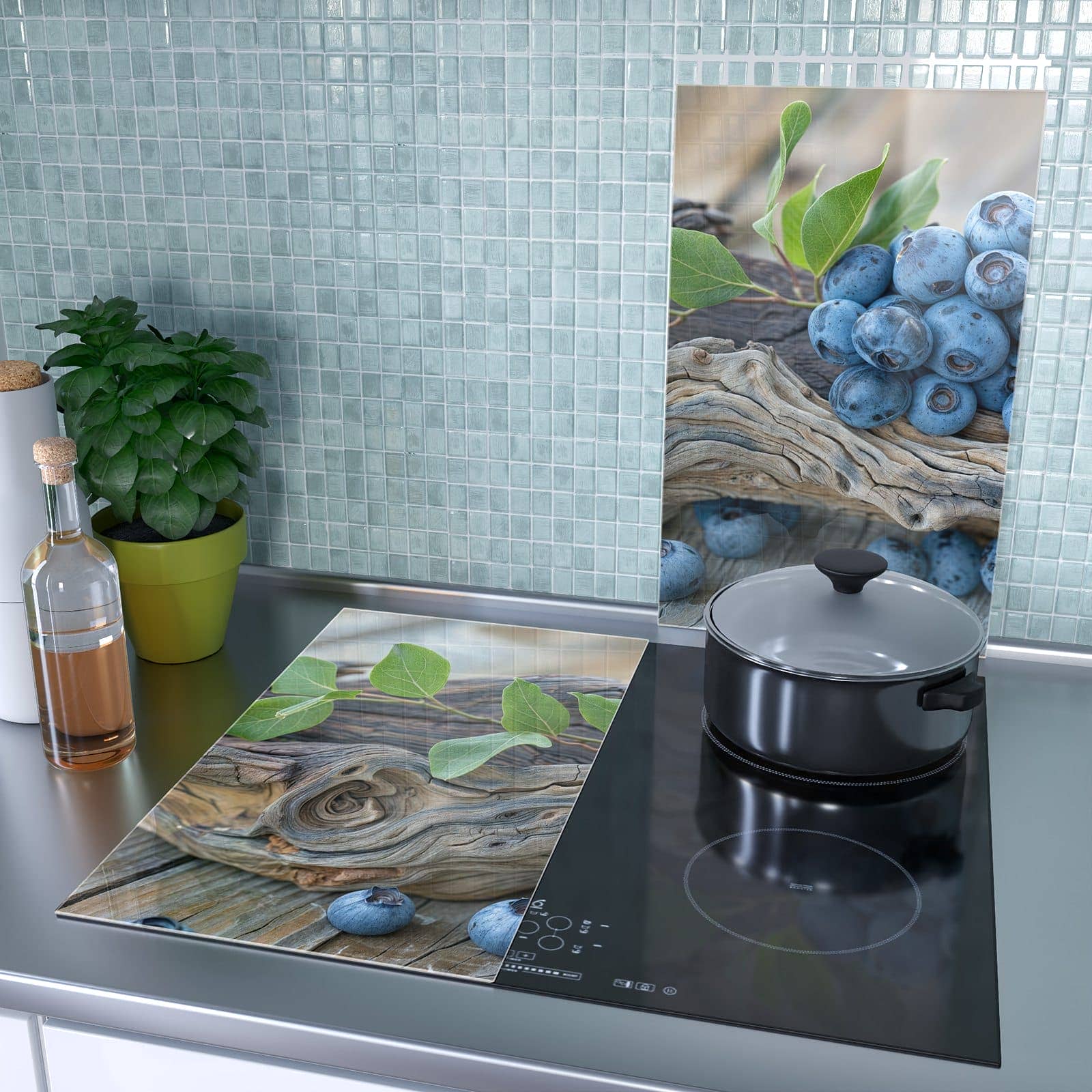 2-teilige Abdeckplatten für Ceranfeld mit auf und Blaubeeren-Motiv als Spritzschutz hinter dem Kochfeld
