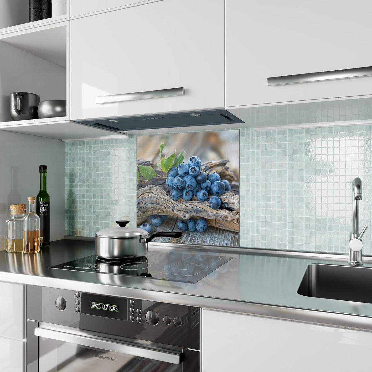 Küchenrückwand aus Glas Treibholz und Blaubeeren im quadratischen Format als Spritzschutz hinter dem Kochfeld, über dem Fliesenspiegel montiert