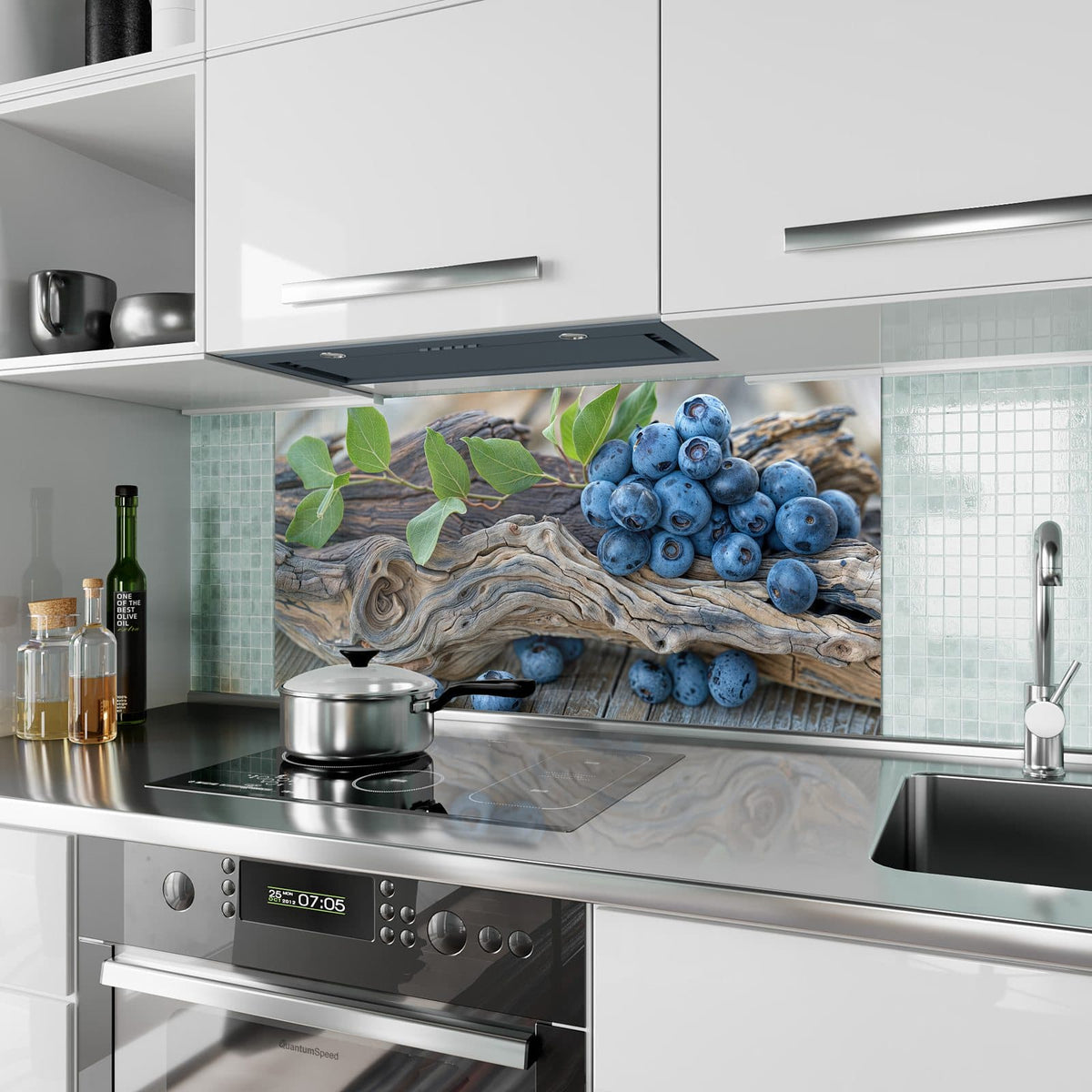 Küchenrückwand aus Glas Treibholz und Blaubeeren im Hochformat als Spritzschutz hinter dem Kochfeld, über dem Fliesenspiegel montiert