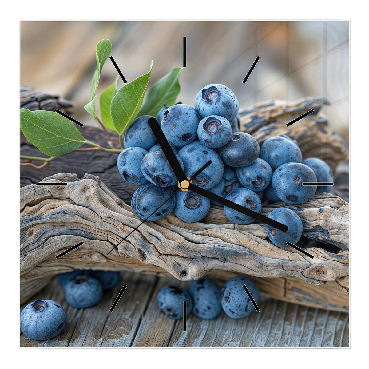 Wanduhr aus Glas, Ziffernblatt Linie: Haufen Blaubeeren mit grünen Blättern auf verwittertem Treibholzast, darunter graue Holzdielen