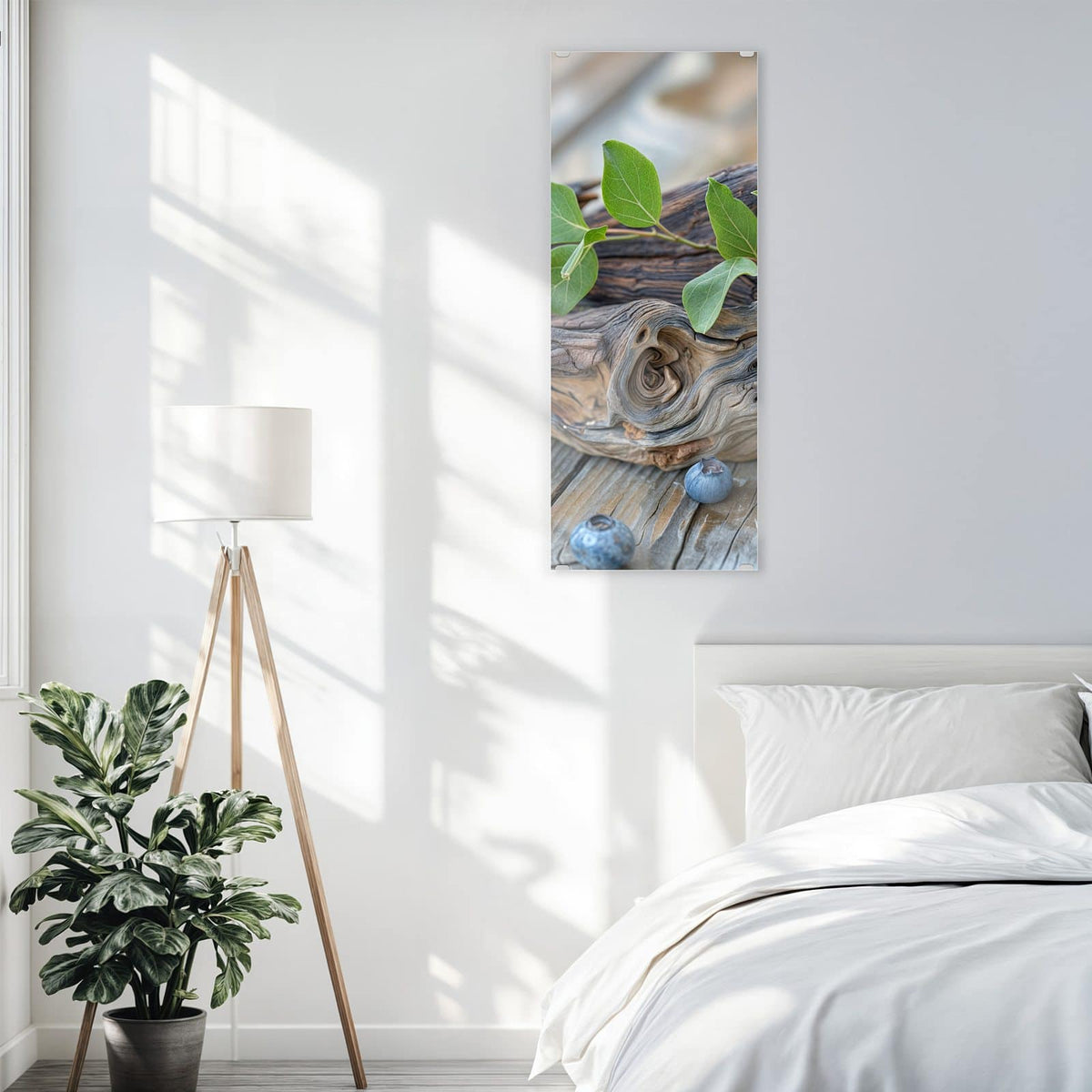 Glasbild Treibholz und Blaubeeren an der Wand – Haufen Blaubeeren mit grünen Blättern auf verwittertem Treibholzast, darunter graue Holzdielen