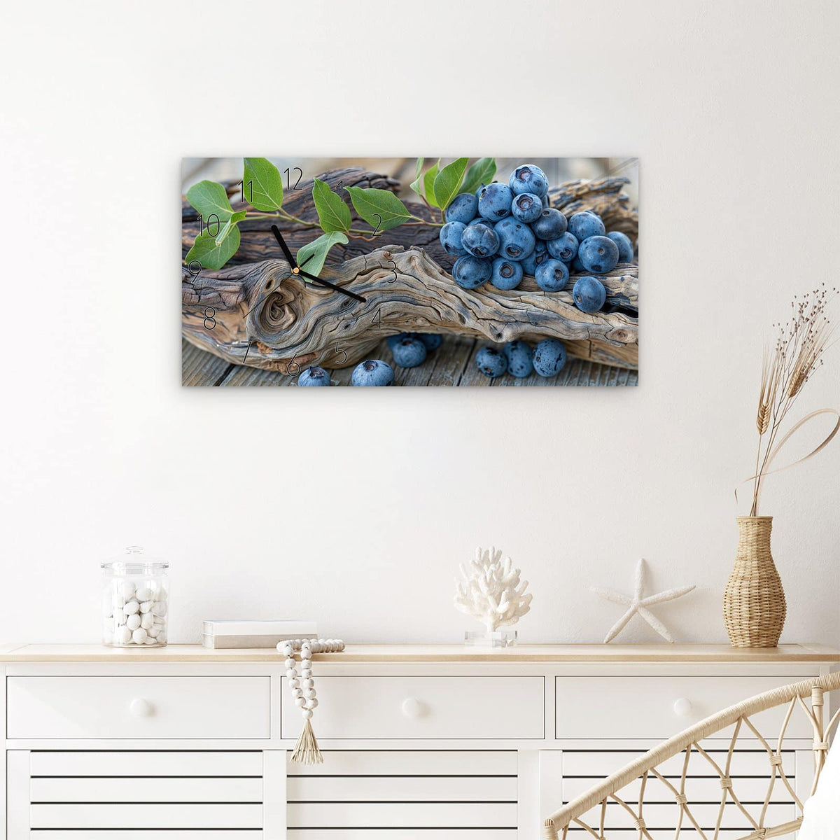 Wanduhr auf und Blaubeeren aus Glas – Querformat 60 × 30 cm – Heidelbeeren auf Treibholz