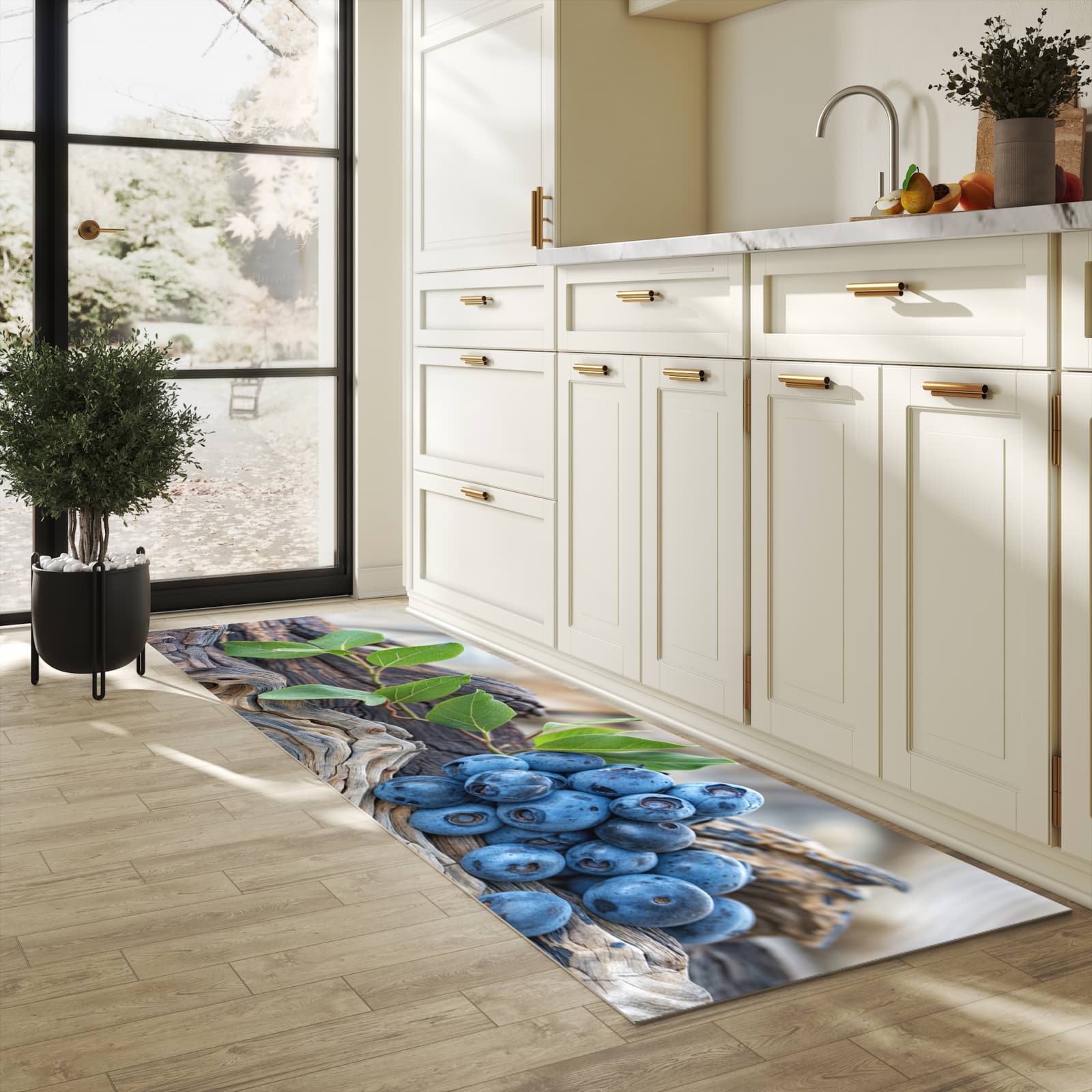 Langlebiger Küchenläufer mit Motiv auf und Blaubeeren in heller Küche