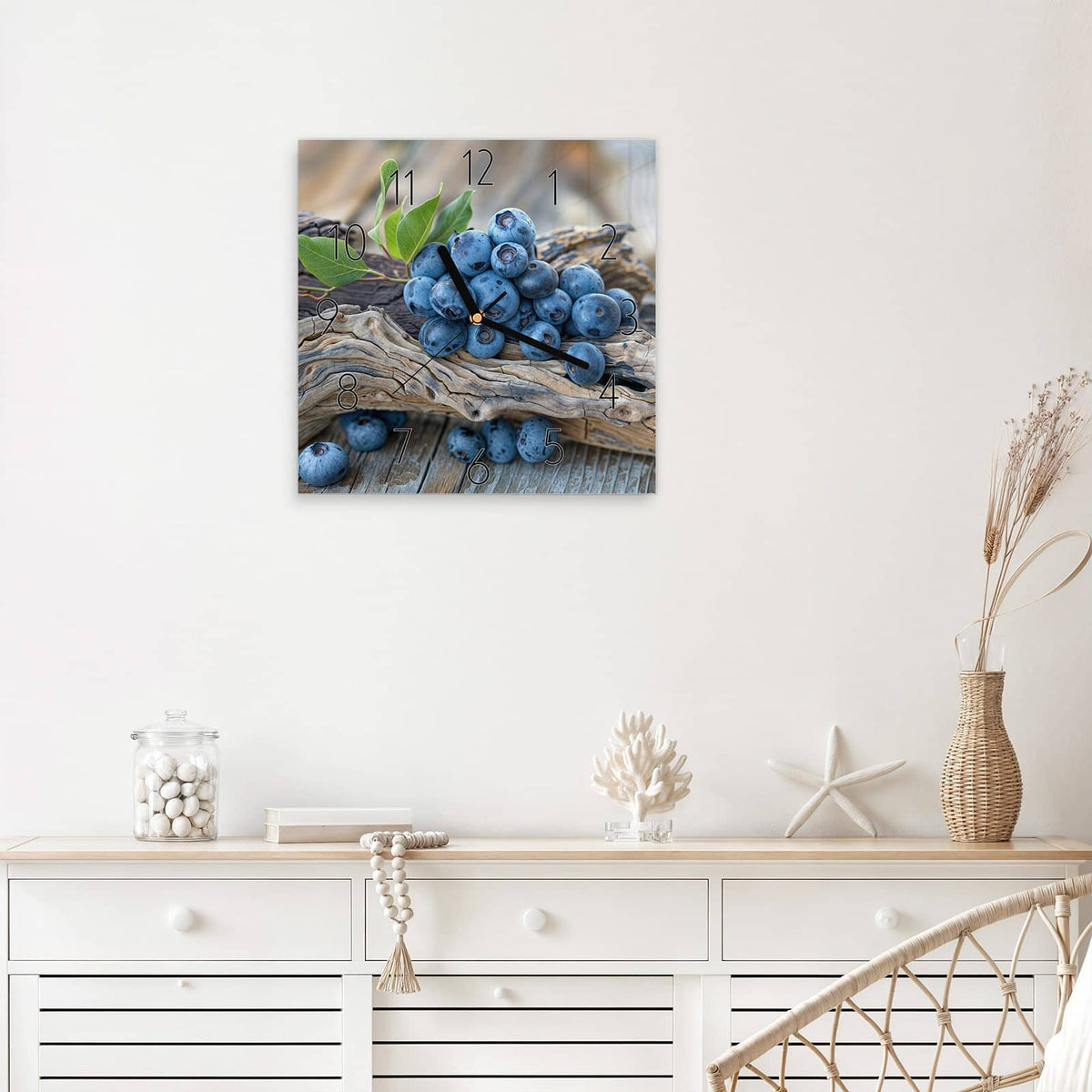 Wanduhr Treibholz und Blaubeeren aus Glas – Quadratisch 30 × 30 cm – Heidelbeeren auf Treibholz