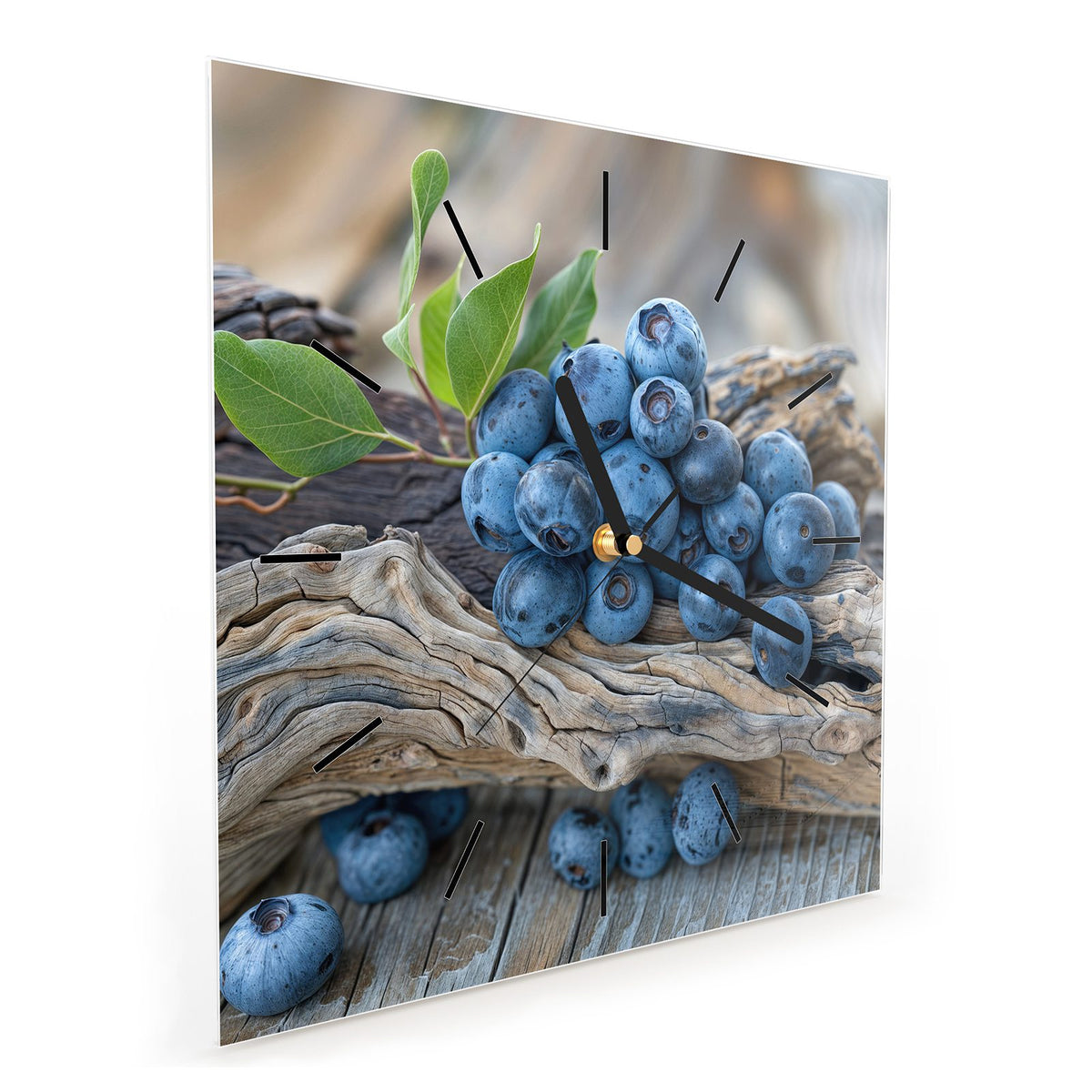 Quadratische Wanduhr aus Glas Treibholz und Blaubeeren schräg von der Seite, 4 mm starkes Glas