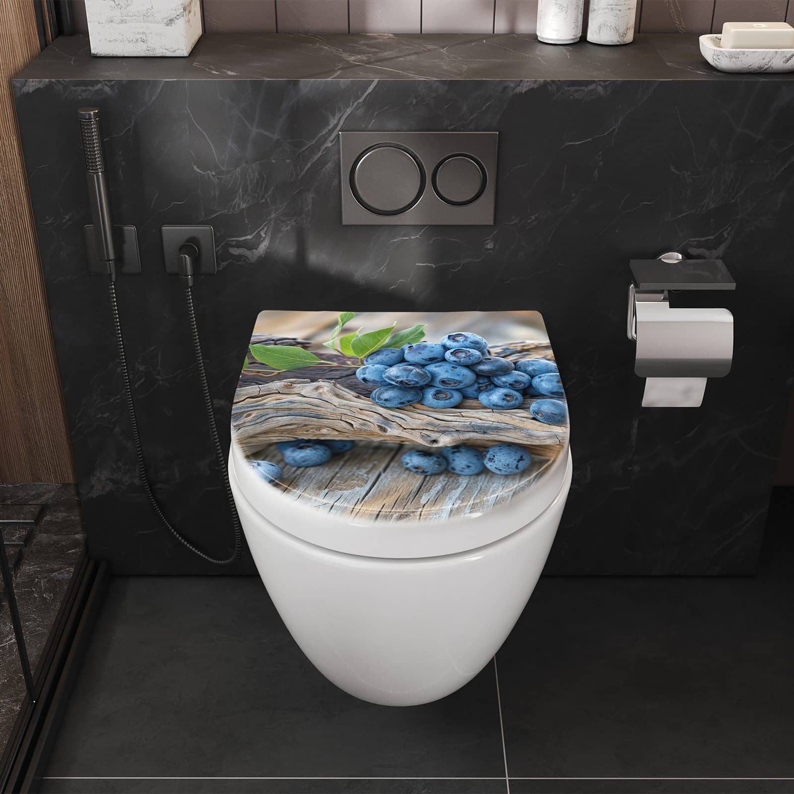 WC-Sitz mit Absenkautomatik auf und Blaubeeren