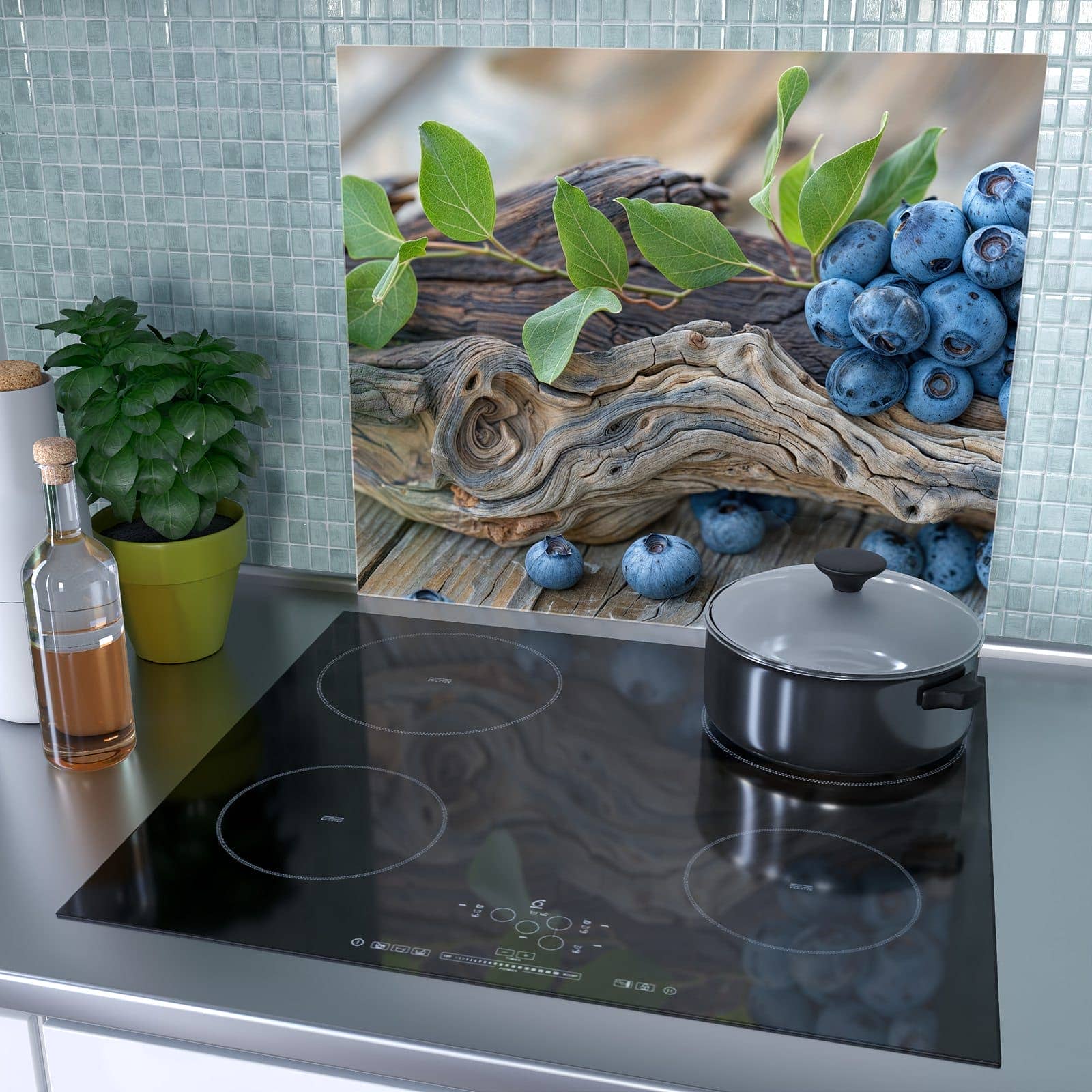 1-teilige Herdabdeckplatte mit auf und Blaubeeren-Motiv als Spritzschutz hinter dem Kochfeld