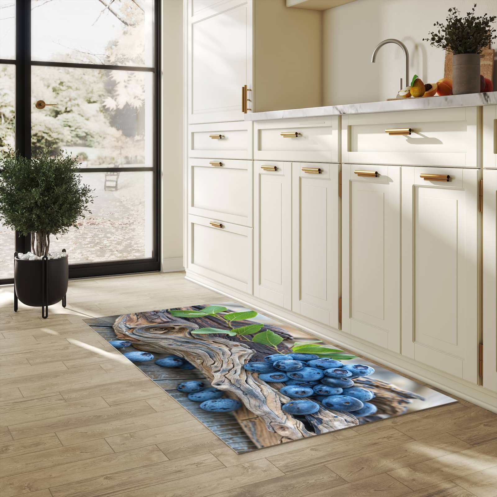Feuchtigkeitsresistenter Teppich für Küche mit Motiv auf und Blaubeeren in heller Küche