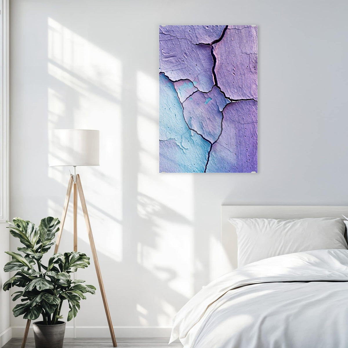Glasbild Risse in Violett an der Wand – Grob gerissene Wand in Violett und Türkis mit tiefer schwarzer Bruchlinie