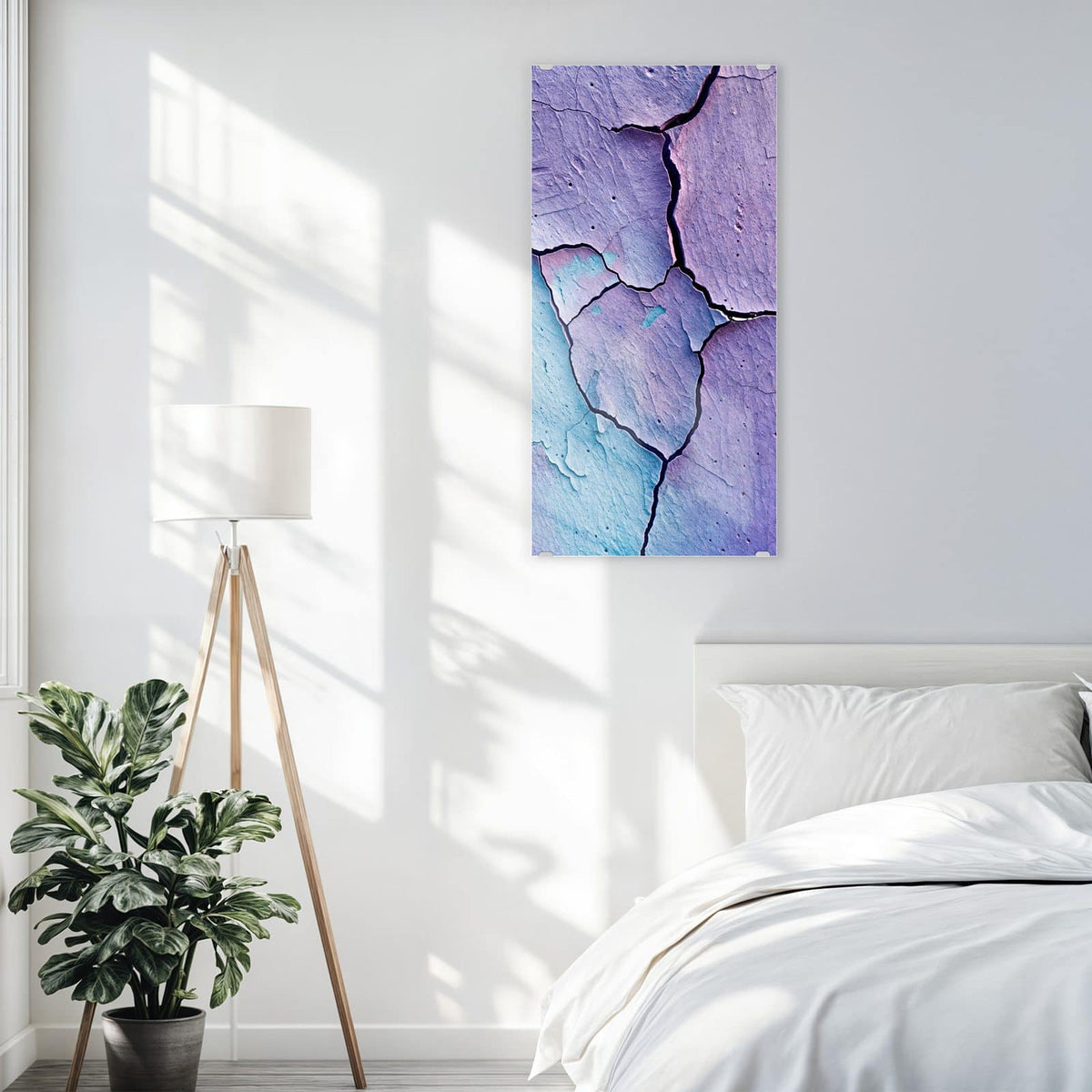 Glasbild Risse in Violett an der Wand – Grob gerissene Wand in Violett und Türkis mit tiefer schwarzer Bruchlinie