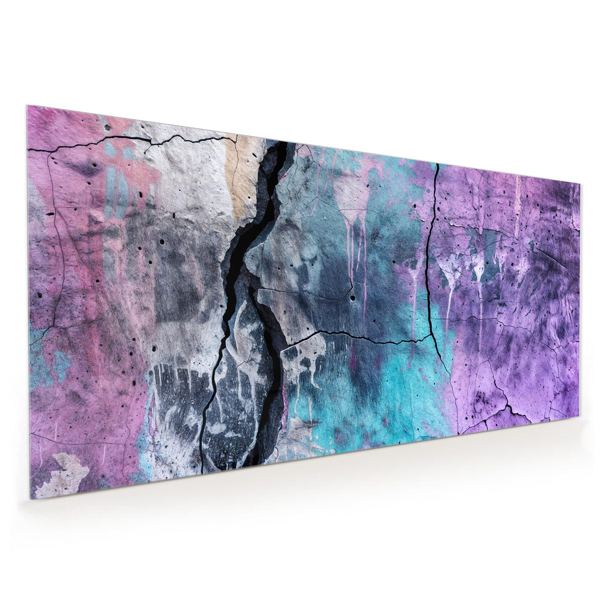 Küchenrückwand aus Glas im Hochformat: Rissige Betonwand in Flieder, Türkis und Grau mit Farbläufern