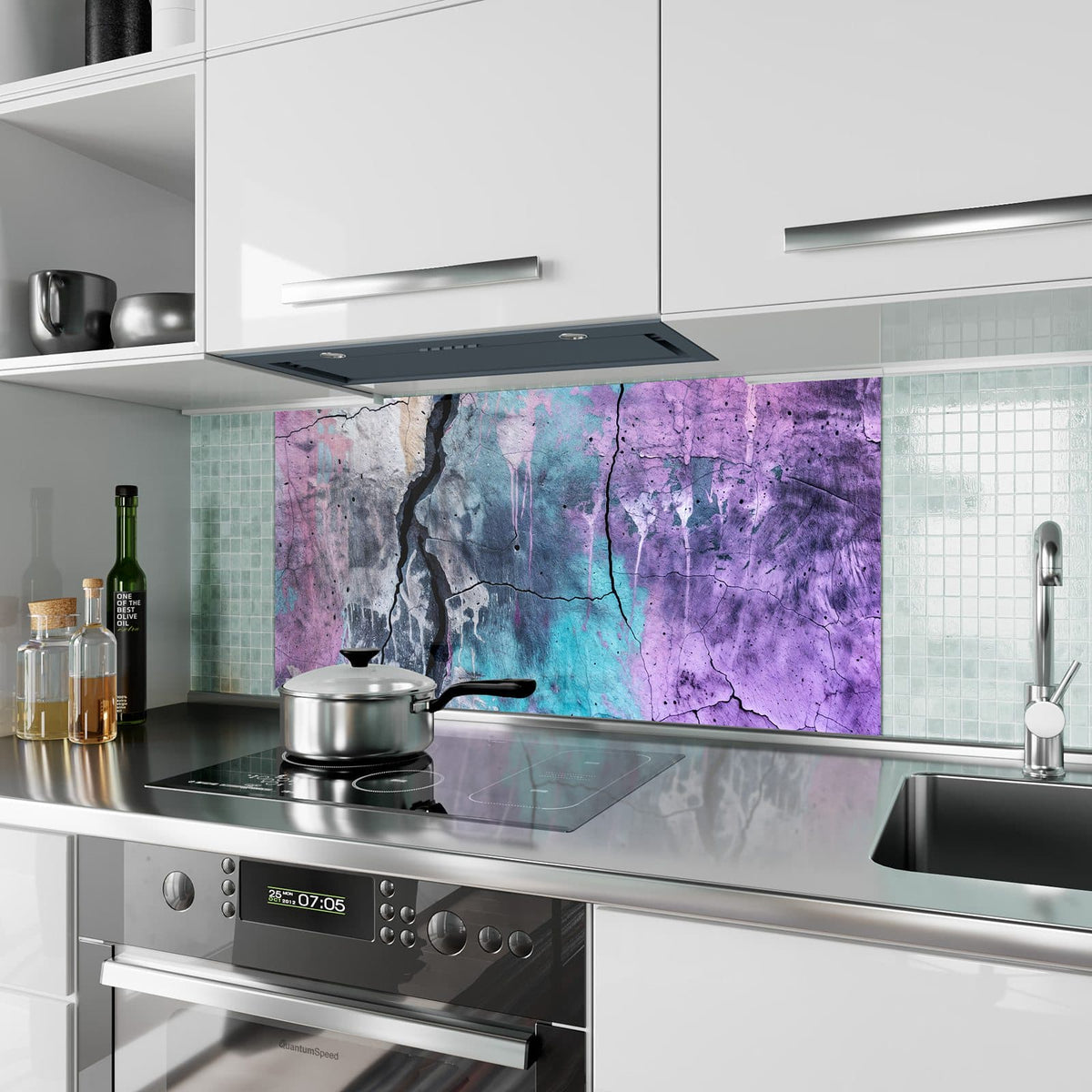 Küchenrückwand aus Glas Rissiger Beton in Lila im Hochformat als Spritzschutz hinter dem Kochfeld, über dem Fliesenspiegel montiert